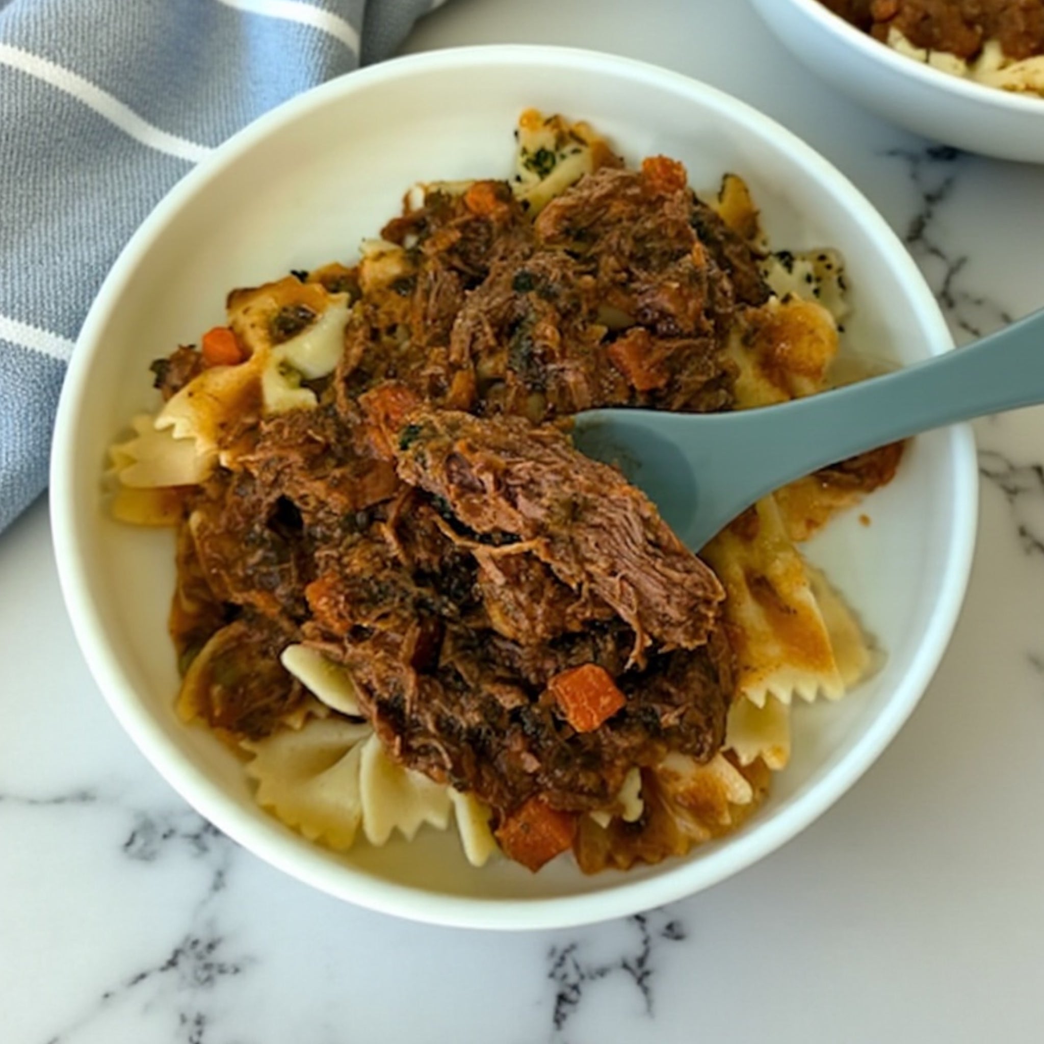 Braised beef &amp; vegetable loop pasta (225 g)